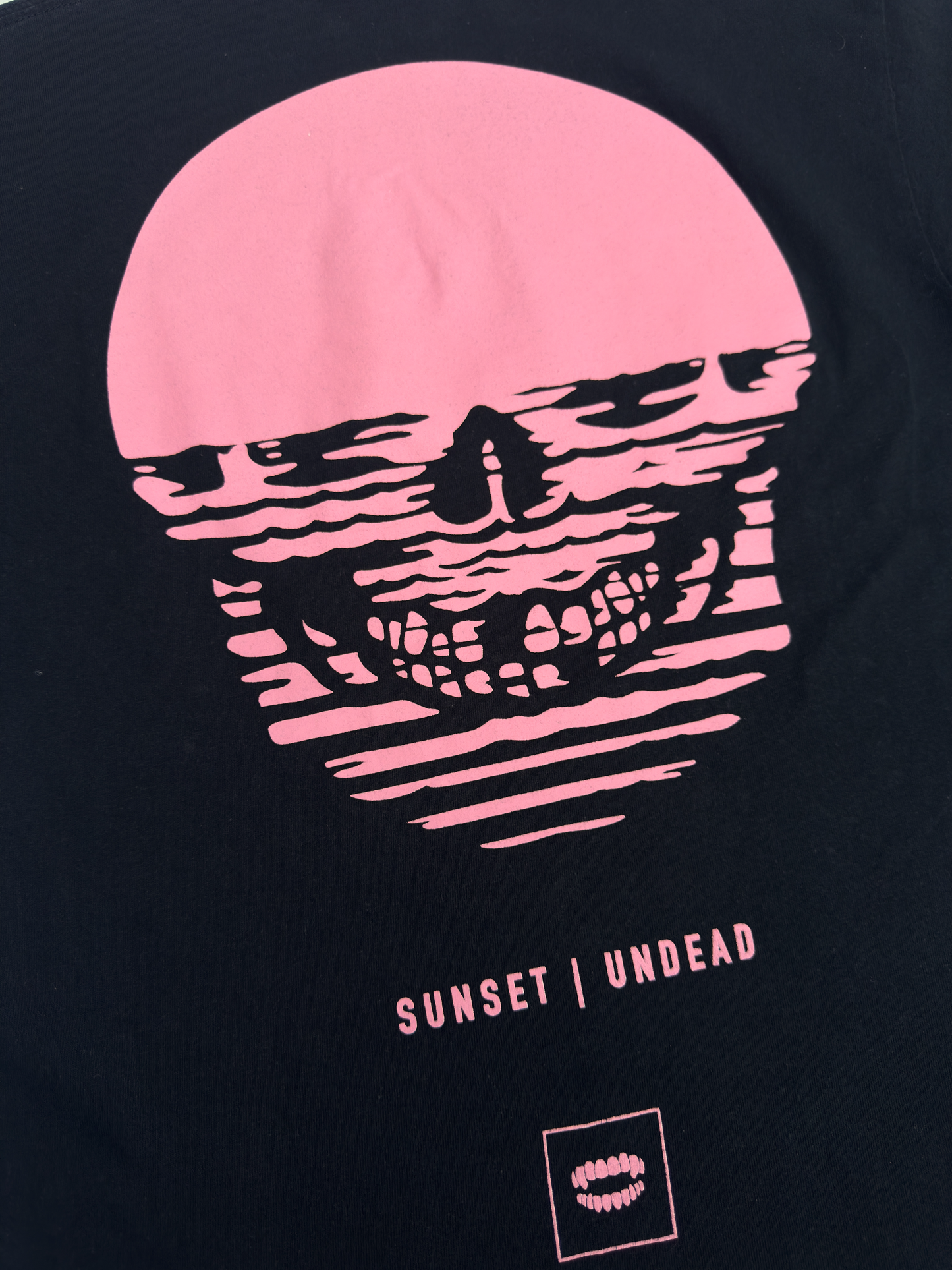 T-shirt Chomp Pink Sunset Skull